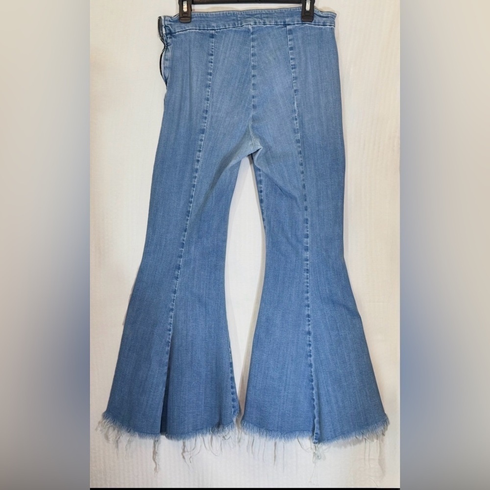 GUESS Sofia 1981 Light Wash Frayed Ankle Flare Jeans Size 30 - Picture 12 of 14